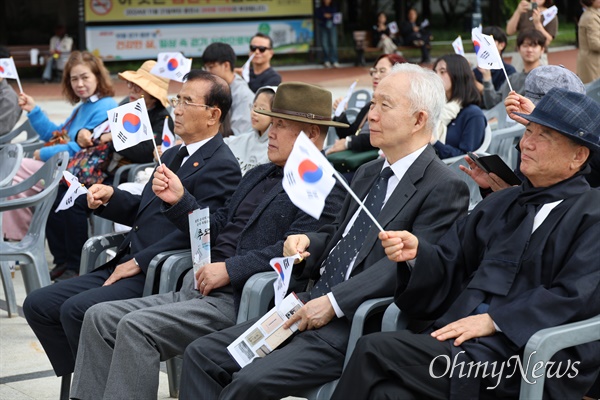  2일 오후 대구 중구 국채보상운동기념공원에서 열린 대구형무소에서 순국한 애국지사 추모제에서 참가자들이 태극기를 흔들며 아리랑을 함께 부르고 있다.