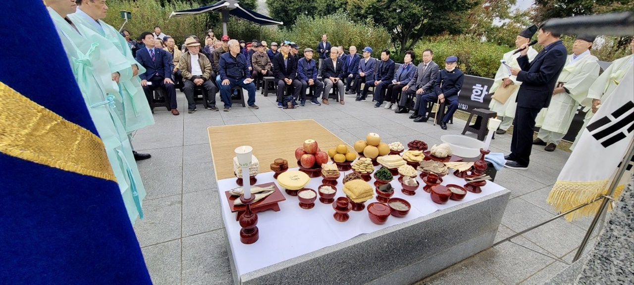  개풍군 실향민들이 강화평화전망대에서 망향제를 지내고 있다.