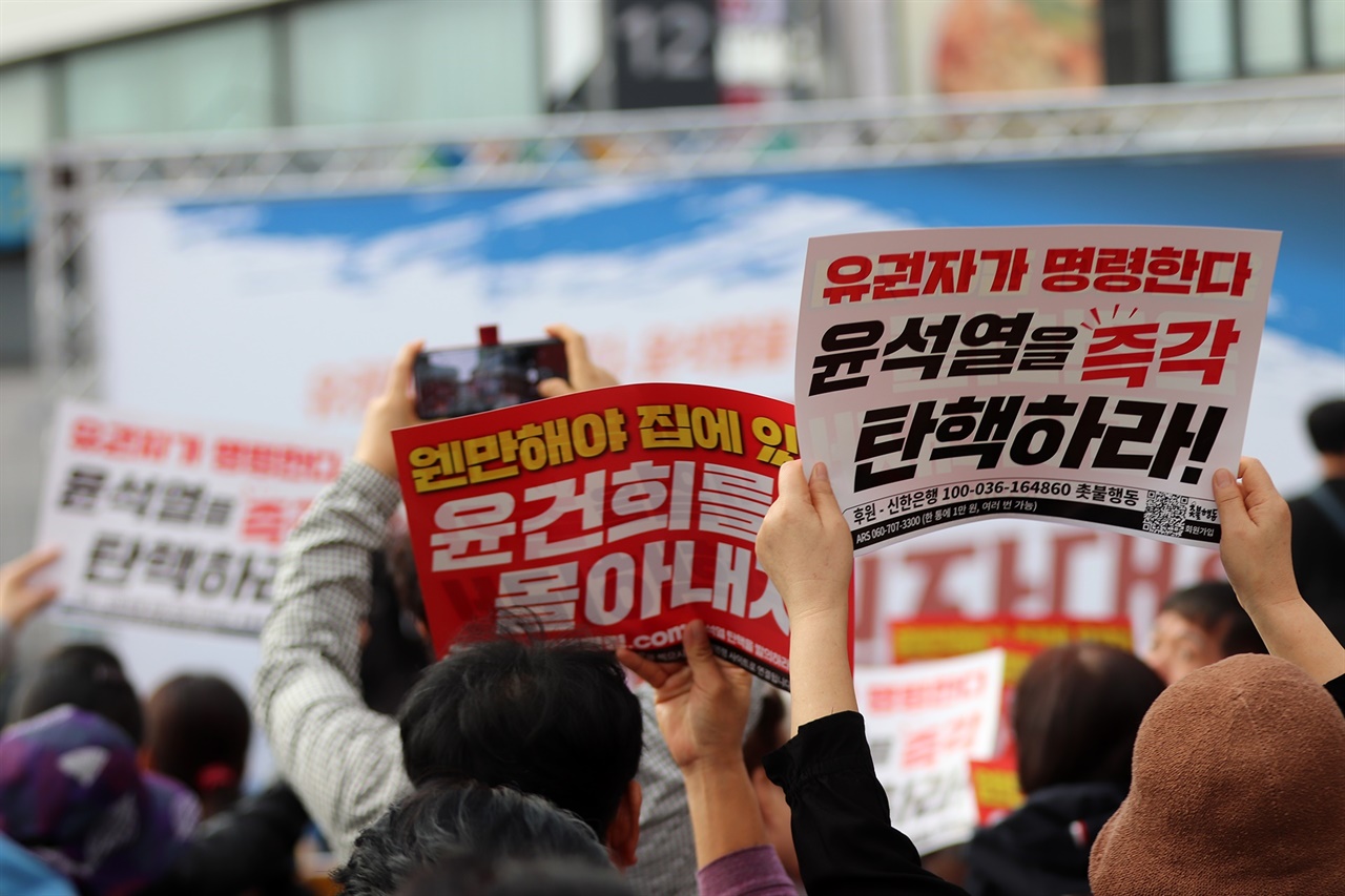  경기지역 수원시민 사회단체가 3일 오후, 수원역에서 윤석열 탄핵을 촉구하는 '윤석열 탄핵, 수원 유권자 대회'를 개최했다.