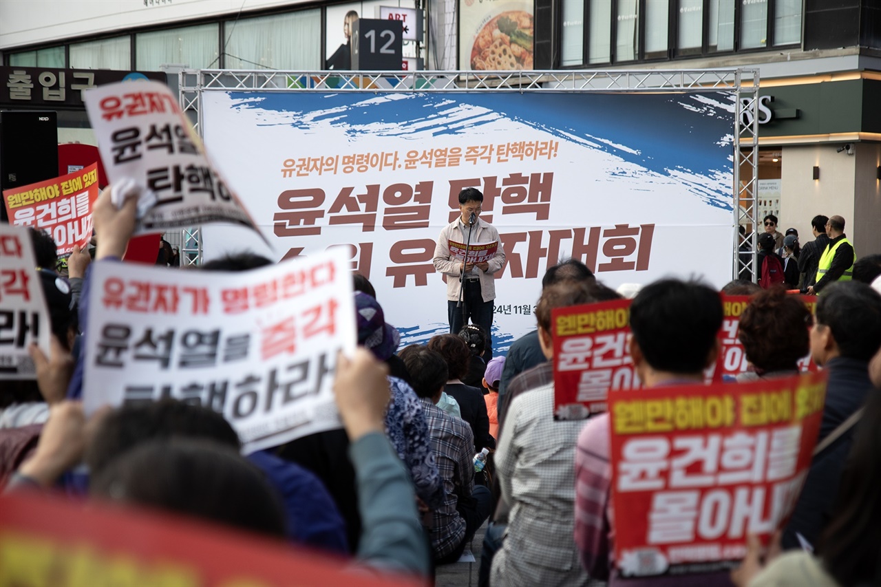  경기지역 수원시민 사회단체가 3일 오후, 수원역에서 윤석열 탄핵을 촉구하는 '윤석열 탄핵, 수원 유권자 대회'를 개최했다.