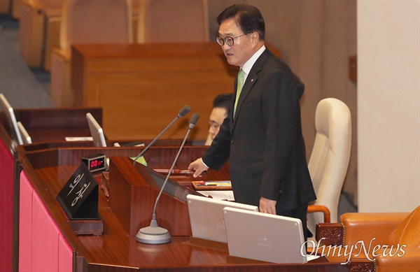  우원식 국회의장이 4일 국회에서 열린 본회의에서 2025년도 예산안 및 기금운용계획안에 대한 시정연설에 불참한 윤석열 대통령에 대해 유감을 표명하고 있다. 