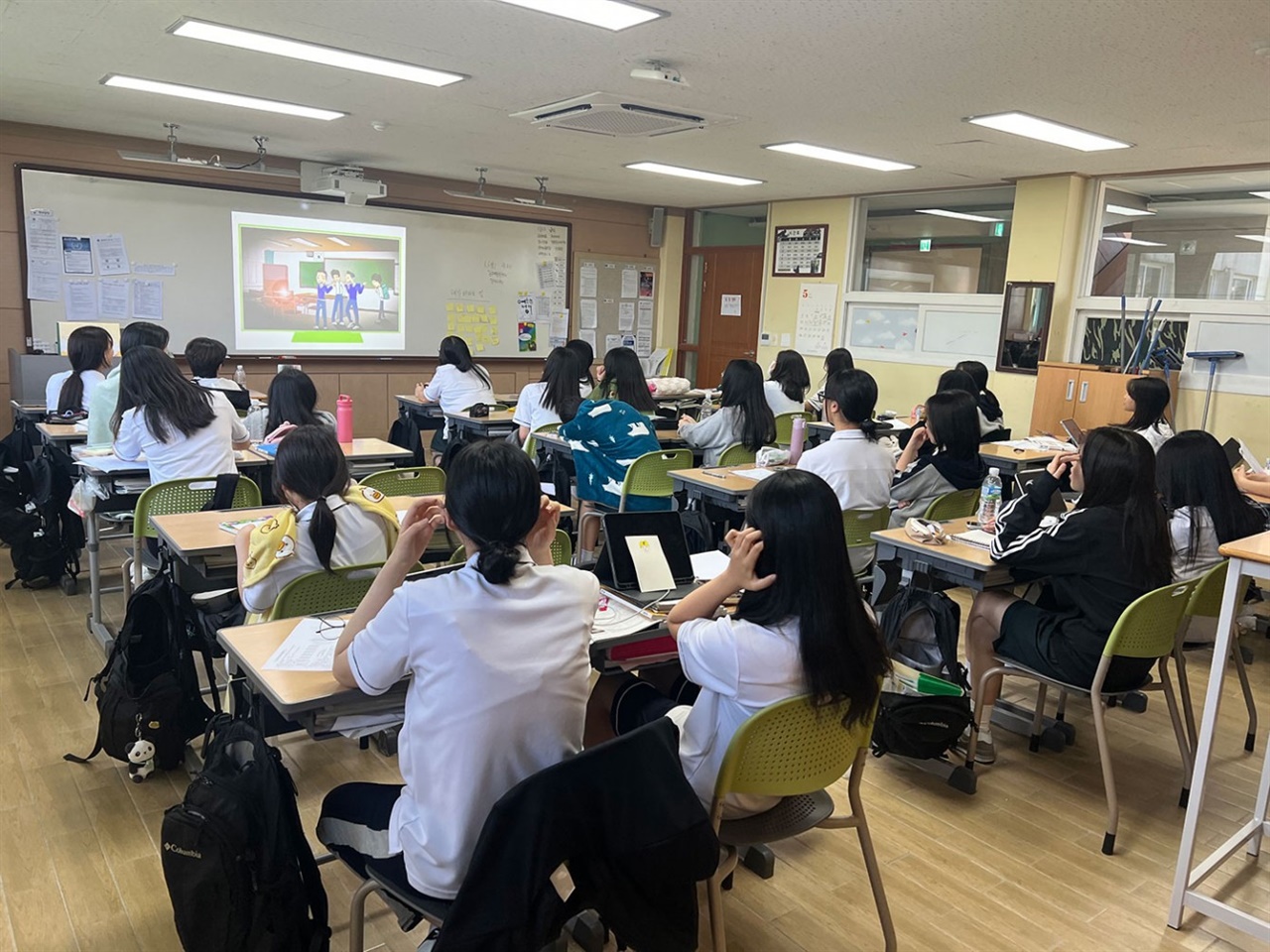  제주여자고등학교에서 ‘생명지킴이 양성’ 교육을 하고 있다. 생명지킴이는 누군가의 자살 징후를 발견할 경우, 이에 맞는 도움을 주고 전문 서비스를 받도록 연계해 주는 훈련을 받는다.