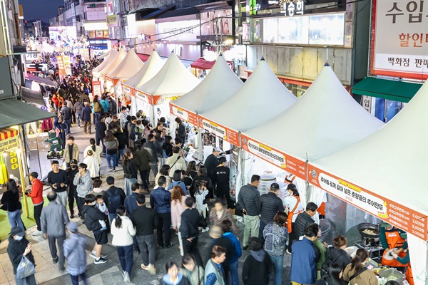  지난 10월 25일 강원도 원주시 문화의거리에서 열린 만두축제의 모습. 