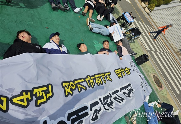  한국장애인자립생활센터협의회, 전국장애인차별철폐연대, 사)경남장애인자립생활센터협의회는 4대 장애인권리입법을 요구하며 4일 오전 창원마산 3.15민주묘지 광장에서 비상행동을 벌였다.