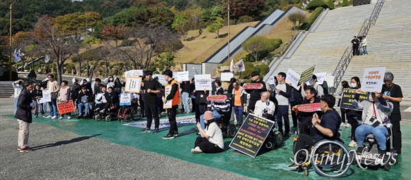  한국장애인자립생활센터협의회, 전국장애인차별철폐연대, 사)경남장애인자립생활센터협의회는 4대 장애인권리입법을 요구하며 4일 오전 창원마산 3.15민주묘지 광장에서 비상행동을 벌였다.