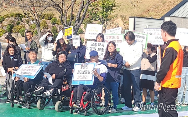  한국장애인자립생활센터협의회, 전국장애인차별철폐연대, 사)경남장애인자립생활센터협의회는 4대 장애인권리입법을 요구하며 4일 오전 창원마산 3.15민주묘지 광장에서 비상행동을 벌였다.