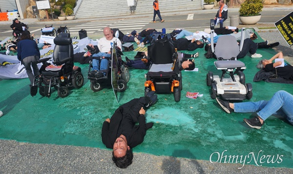  한국장애인자립생활센터협의회, 전국장애인차별철폐연대, 사)경남장애인자립생활센터협의회는 4대 장애인권리입법을 요구하며 4일 오전 창원마산 3.15민주묘지 광장에서 비상행동을 벌였다.