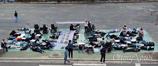  한국장애인자립생활센터협의회, 전국장애인차별철폐연대, 사)경남장애인자립생활센터협의회는 4대 장애인권리입법을 요구하며 4일 오전 창원마산 3.15민주묘지 광장에서 비상행동을 벌였다.