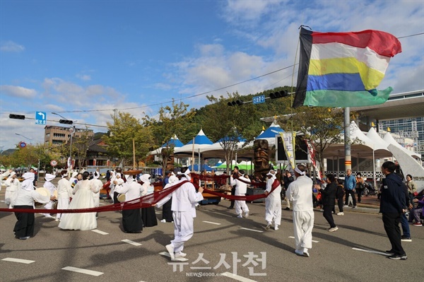  사천무형유산연합회의 합동 공연이 관람객들의 관심을 모았다. 사진은 마도갈방아소리 공연 모습. 