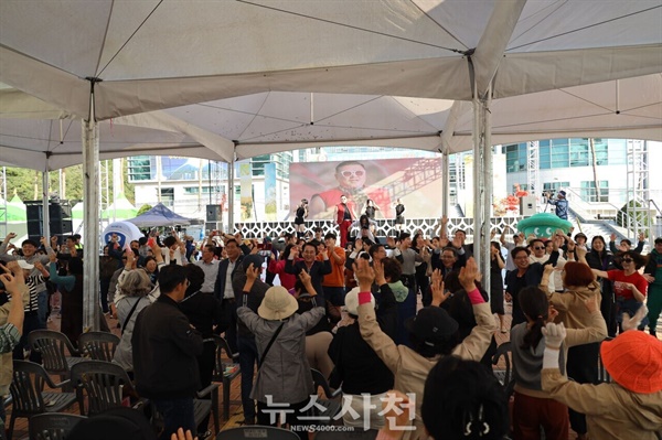  제16회 사천시농업한마당축제가 11월 3일 오후 풍년 노래자랑 시상식과 화합한마당을 끝으로 사흘간의 일정을 마무리했다.