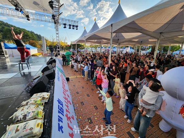  제16회 사천시농업한마당축제가 11월 3일 오후 풍년 노래자랑 시상식과 화합한마당을 끝으로 사흘간의 일정을 마무리했다.