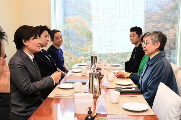  송미령 농림식품부 장관이 4일 오후 서울에서 한식 산업 관계자들과 한식 산업발전간담회를 개최하고 산업 동향 및 발전 방안 등을 논의했다. 