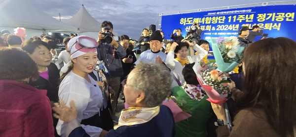  이날 하도리 해녀은퇴식과 하도해녀합창단 공연 무대에는 송지효 배우도 함께 했다. 송지효 배우는 현재 JTBC와 영국 공영방송 BBC 자회사인 BBC 스튜디오가 공동으로 제작 중인 총 3부작의 다큐멘터리 ‘딥 다이브 코리아: 송지효의 해녀 모험’ 제작 일정의 하나로 이날 특별무대에 섰다. 송지효 배우는 은퇴 해녀 삼춘들과 이날 무대가 끝난후에도 함께 어울려 춤을 추는 등 주민들과 즐거운 시간을 보냈다