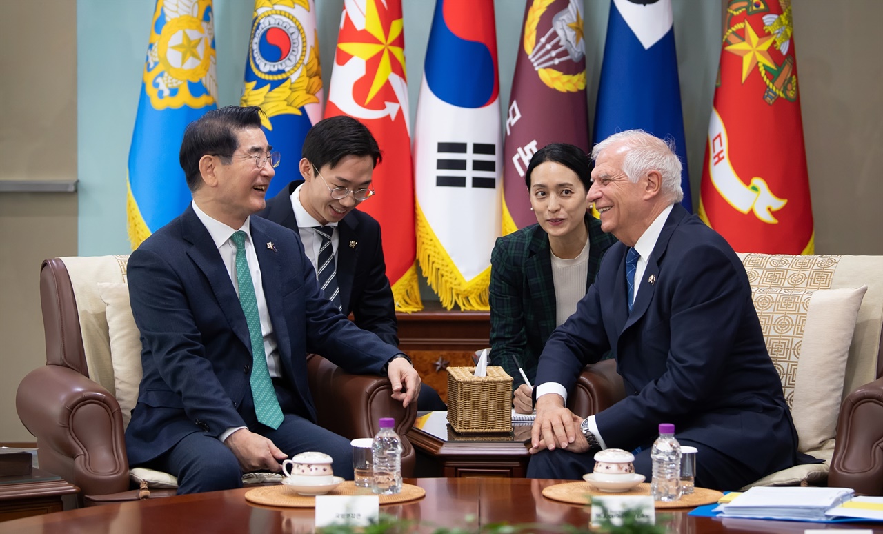  김용현 국방부 장관이 4일 서울 국방부에서 조셉 보렐 EU 외교안보정책 고위대표를 접견하고 있다. 2024.11.4