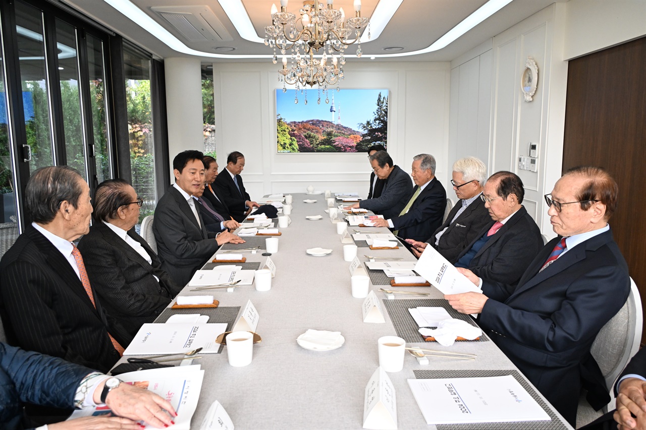  오세훈 서울시장이 4일 용산구 파트너스하우스에서 국민의힘 상임고문단과 오찬간담회를 열었다.