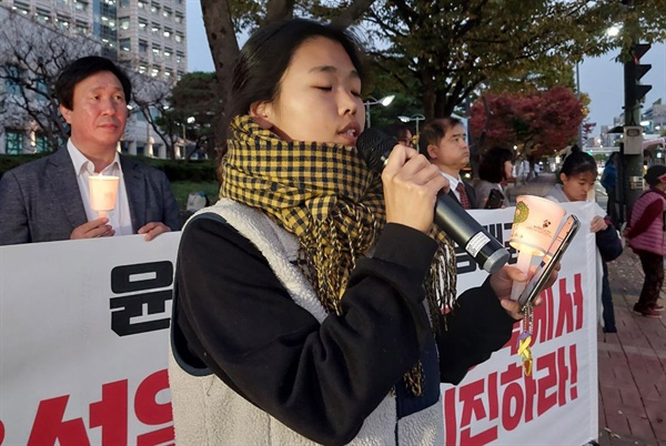  4일 늦은 오후 진주시청 앞 사거리에서 열린 ”국정농단 게이트 윤석열 대통령 즉각 퇴진 촉구 진주시민대회“