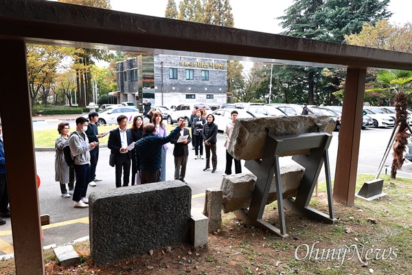  창원시립 마산박물관 주차장 옆 화단에 있는 일제강점기 조선총독, 마산부윤이 쓴 글씨를 새긴 석물 현장조사.