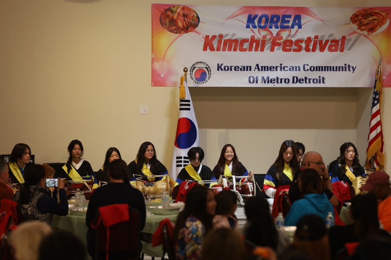 김치축제 축하공연 청소년 사물놀이패 우리 소리 단원들은 개막 무대를 장식했다.