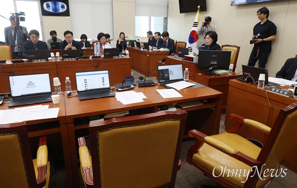  최민희 과학기술정보방송통신위원회 위원장이 5일 오전 서울 여의도 국회 과학기술정보방송통신위원회 전체회의에서 박장범 KBS 사장 후보에 대한 인사청문회 실시계획서를 의결하고 있다. 이날 국민의힘 의원들은 "의사 일정을 회의 시작 2분에 변경해 공지했다"며 "상임위 운영의 기본원칙이 되어 있음에도 불구하고 일체 알리지 않다”고 퇴장했다.