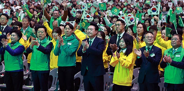  윤석열 대통령이 5일 경기도 고양 킨텍스에서 열린 '2024 전국새마을지도자대회'에 참석해 박수치고 있다. 