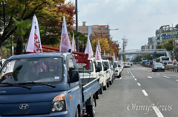  5일 진주에서 열린 “기후재난,쌀값폭락, 윤석열퇴진 전봉준 경남투쟁단 발대식”과 나락적재 투쟁.