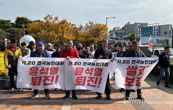  5일 진주에서 열린 “기후재난,쌀값폭락, 윤석열퇴진 전봉준 경남투쟁단 발대식”과 나락적재 투쟁.