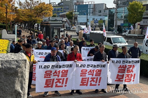  5일 진주에서 열린 “기후재난,쌀값폭락, 윤석열퇴진 전봉준 경남투쟁단 발대식”과 나락적재 투쟁.