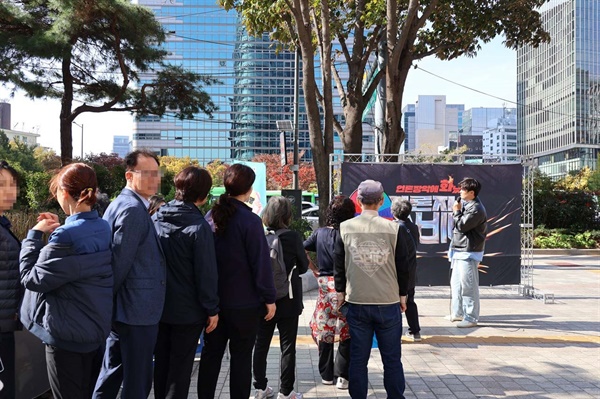  언론노조의 마지막 캠페인에 점심식사를 한 뒤 도심을 지나고 있는 시민들이 관심을 갖고 삼삼오오 모여 긴 줄을 이뤘다.