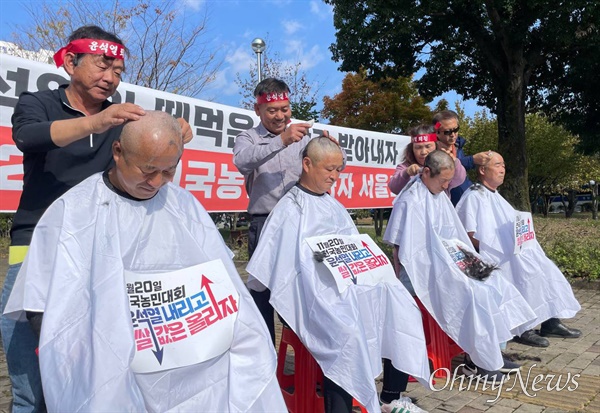  5일 진주에서 열린 “기후재난,쌀값폭락, 윤석열퇴진 전봉준 경남투쟁단 발대식”과 나락적재 투쟁