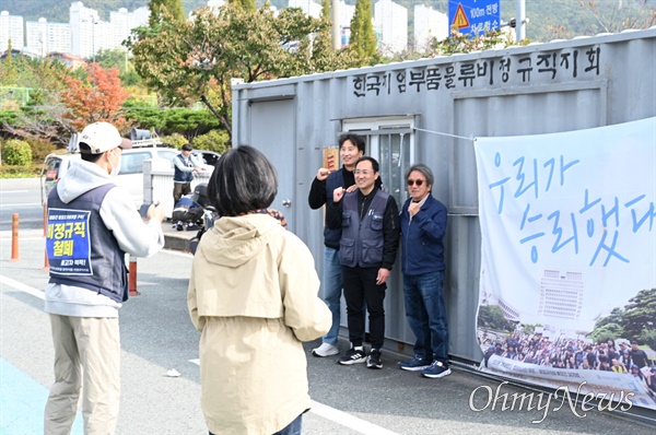  5일 한국지엠 창원공장 앞에서 열린 "한국지엠창원비정규직지회 투쟁승리 보고대회".