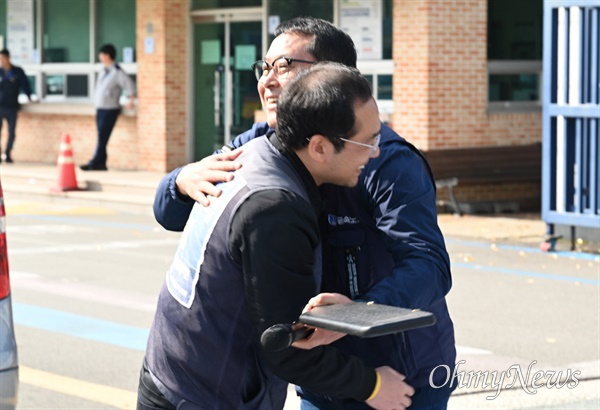  5일 한국지엠 창원공장 앞에서 열린 "한국지엠창원비정규직지회 투쟁승리 보고대회".