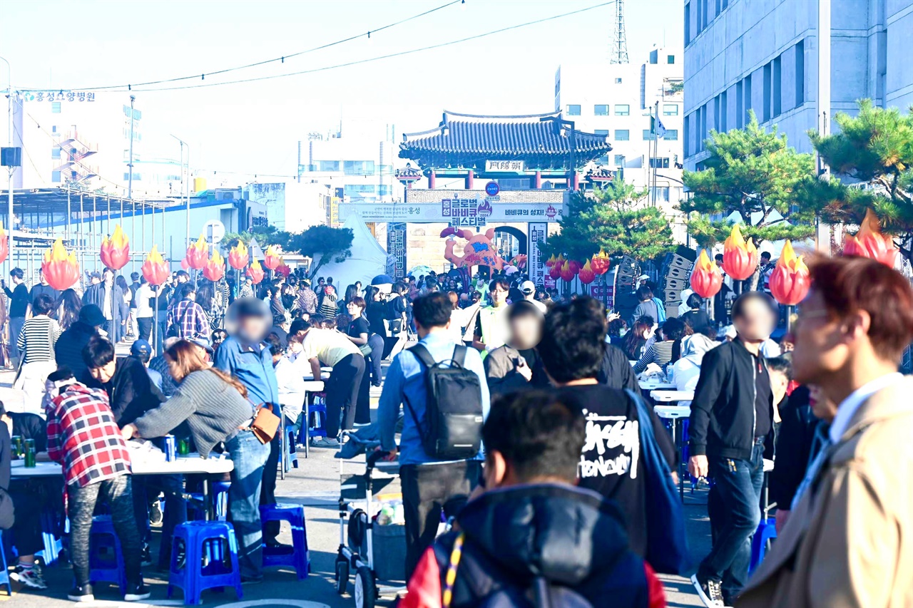  홍성을 찾은 관광객 대부분은 축제에 대해 긍정적인 평가를 하는 반면 일부 지역 주민들은 교통 통제로 큰 불편을 겪었다.
