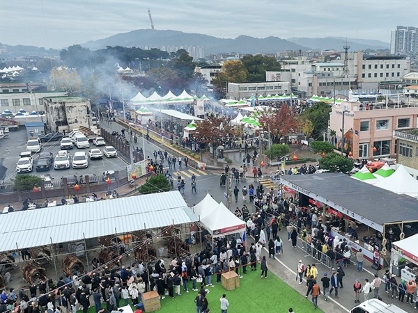  예산홍성환경운동연합은 축제 첫날인 지난 1일 축제장인 홍주읍성에서 “고기를 굽는것은 지구를 굽는것”이라면서 “축제장 안에 연기가 가득하다”고 지적했다. 고기를 굽느라 연기가 자욱하다. 