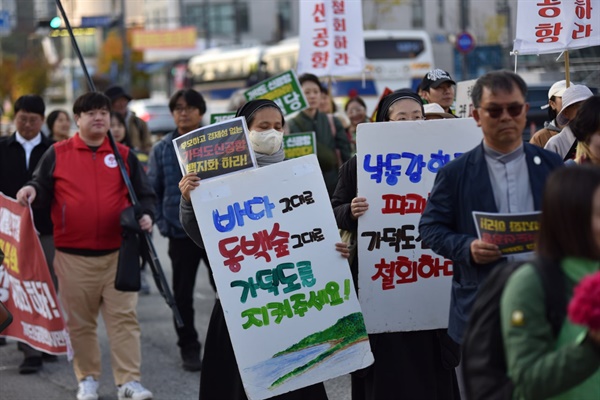  ‘가덕도신공항 건설 백지화 촉구 전국시민행동’은 5일 세종시 국토부 청사 앞에서 규탄 집회를 열었다. 