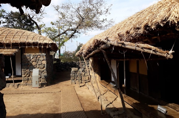  추사는 제주 유배 적소(사진)에서 8년 3개월 유배를 살다 서울로 돌아온 후, 또 다시 함경도 북청으로 유배를 떠나는 신세가 되었다. (2020년 12월 촬영)