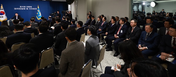 윤 대통령 기자회견 배석한 참모진 7일 오전 서울 용산 대통령실 청사 브리핑실에서 열린 윤석열 대통령의 '대국민담화 및 기자회견'에 참모진이 배석해 있다.