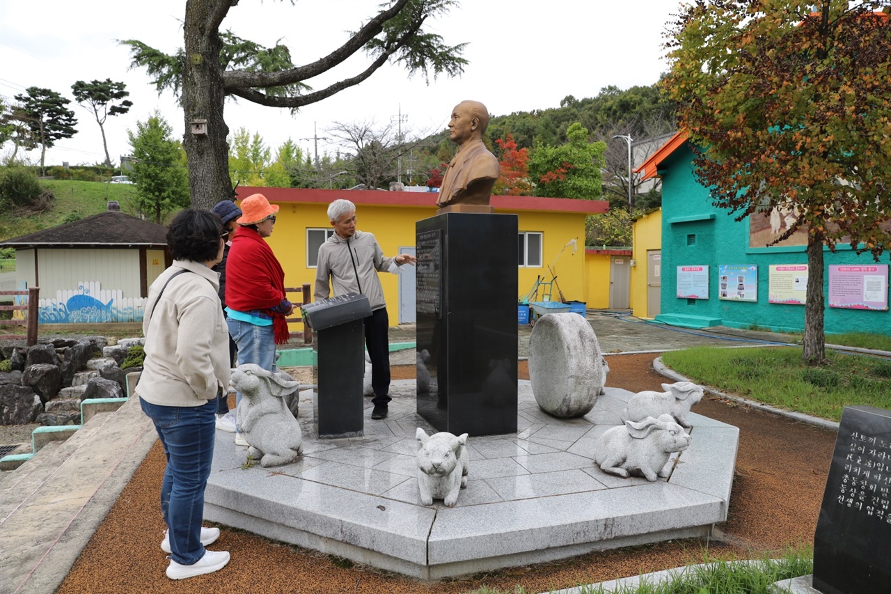  산토끼노래 작사 작곡자인 이일래 선생 흉상