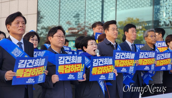  더불어민주당 대전광역시당은 7일 오전 대전 서구 둔산동 은하수네거리에서 '김건희 윤석열 국정농단 규탄 및 특검 촉구 천만인 서명운동 발대식'을 개최하고 본격적인 서명운동을 시작했다.