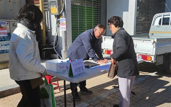 김진하 양양군수에 대한 주민소환 서명운동 ‘김진하사퇴촉구범군민투쟁위원회(대표 김동일)'는 지난 6일부터 김진하 군수에 대한 가두 주민소환을 위한 서명운동을 시작했다.