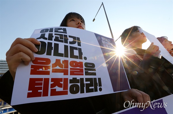 "이게 사과냐!" 윤석열OUT청년학생공동행동(2030정치공동체 청년하다, 대학생겨레하나, 진보대학생넷, 청년진보당, 평화나비네트워크, 한국청년연대, 행동하는경기대학생연대, 행동하는인하인권연대, 진보당 청소년특별위원회, 경북대학교 인권모임) 주최로 7일 오후 서울 용산구 대통령실 앞에서 열린 '이게 사과냐! 청년학생 긴급 기자회견'에서 참석자들이 "윤석열 대통령의 7일 대국민담화는 국정농단 의혹과 국민적 분노를 해소하기는 커녕 부정과 책임 회피로 일관했다"며 퇴진을 촉구하고 있다.