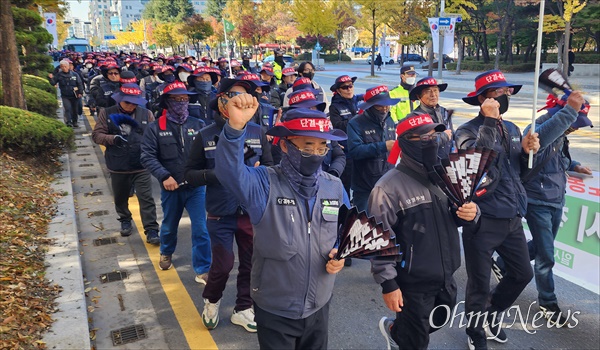  전국건설노조 대전세종건설지부는 7일 대전시청 북문 앞에서 '지역노동자 고용안정 쟁취! 실업대책 마련! 건설현장 불법근절! 대전시 책임이행 촉구 건설노동자 기자회견 및 거리행진'을 진행했다.