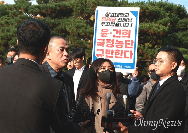  윤석열-김건희 대통령 부부 공천개입 의혹의 핵심 인물인 명태균씨가 8일 오전 창원지방검찰청에 소환조사를 받기 위해 출석하고 있다.