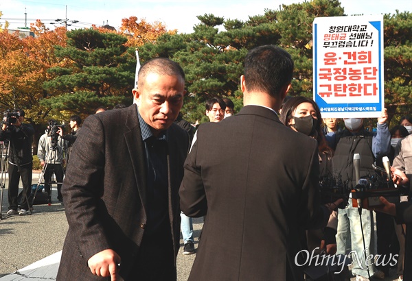  윤석열-김건희 대통령 부부 공천개입 의혹의 핵심 인물인 명태균씨가 8일 오전 창원지방검찰청에 소환조사를 받기 위해 출석하고 있다.