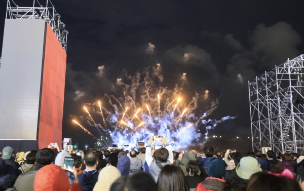  울산공업축제 마지막 날인 10월 13일 오후 7시 울산 대표 관광지 일산해수욕장에서 펼쳐진 폐막 불꽃쇼에는 4만 발의 불꽃과 700대의 드론을 활용한 특색있는 연출로 ‘하나되는 울산, 위대한 울산사람’을 표현하며 공업축제의 대미를 장식했다.