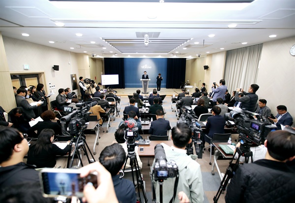  정명근 화성시장이 8일 시청 대회의실에서 시정브리핑을 열고 '화성시 2025년 예산안'을 설명하고 있다.