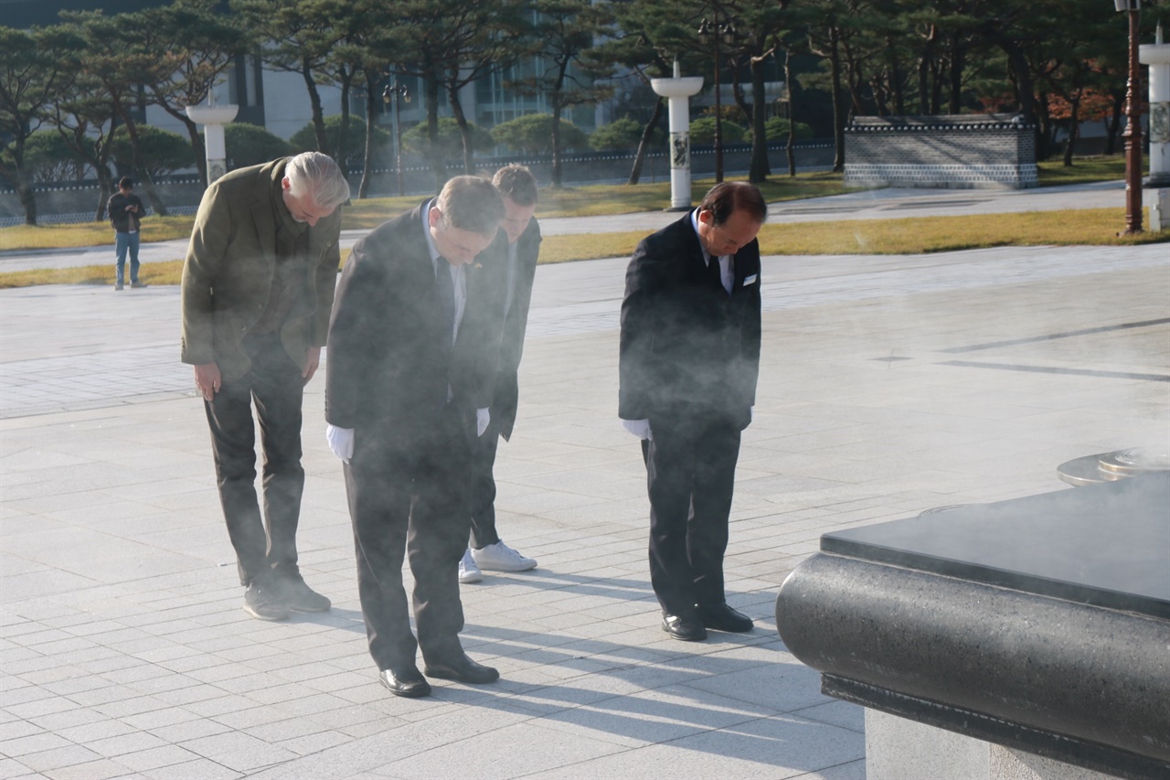  게오르크 슈미트 주한 독일 대사가 8일 국립 5·18민주묘지를 참배했다.