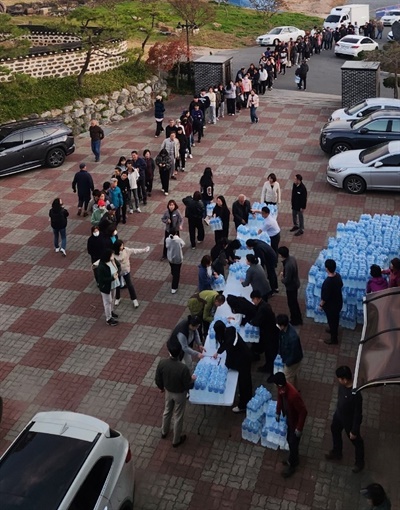  태안군의 경우 태안읍사무소 에서 분배했는데 물을 확보하려는 시민들로 오후 6시 현재에도 끝이 보이지 않을 만큼 긴 줄을 형성했다. 또 대부분의 상가가 화장실 사용 불가로 저녁 영업을 포기하는 곳이 속출하고 있다.