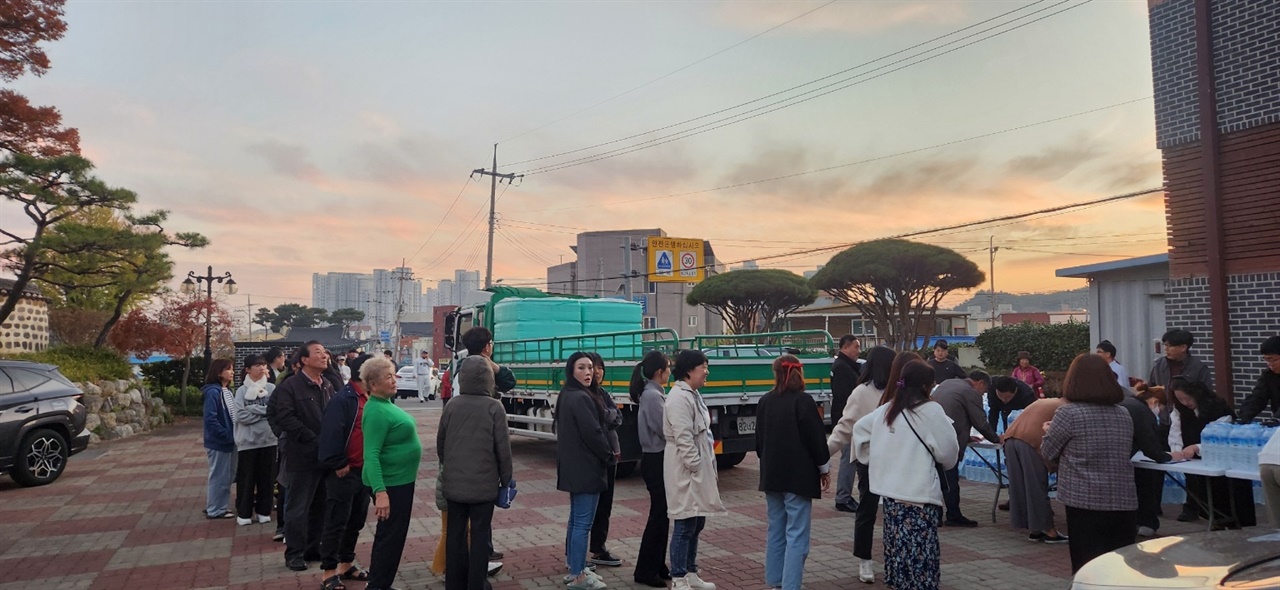  태안군의 경우 태안읍사무소 에서 분배했는데 물을 확보하려는 시민들로 오후 6시 현재에도 끝이 보이지 않을 만큼 긴 줄을 형성했다. 또 대부분의 상가가 화장실 사용 불가로 저녁 영업을 포기하는 곳이 속출하고 있다.