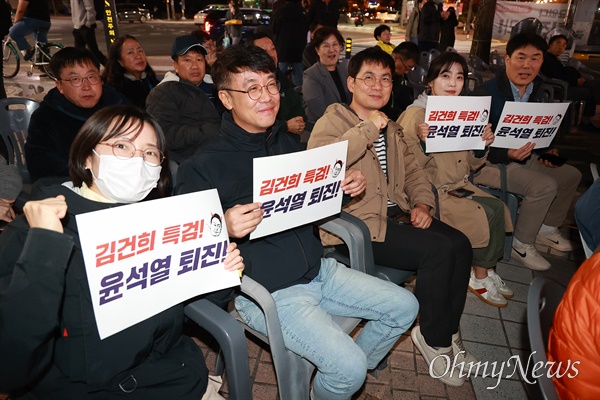  8일 저녁 창원 한서빌딩 앞 광장에서 열린 “김재연 진보당 대표 시국연설회, 윤석열 아웃 시민촛불대행진”