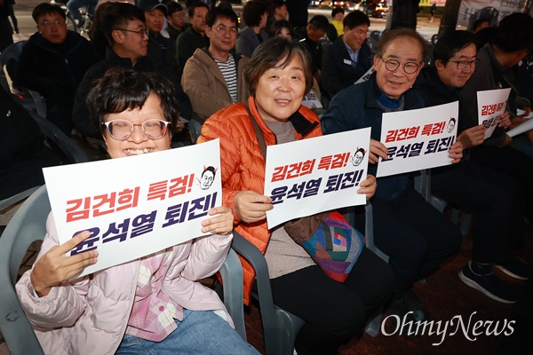  8일 저녁 창원 한서빌딩 앞 광장에서 열린 “김재연 진보당 대표 시국연설회, 윤석열 아웃 시민촛불대행진”